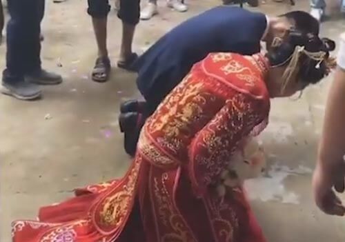 Видеочат помог молодым супругам поклониться родителям невесты