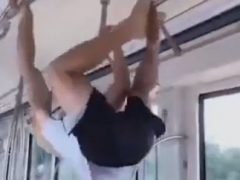 Пассажиры метро перепутали вагон со спортивной площадкой
