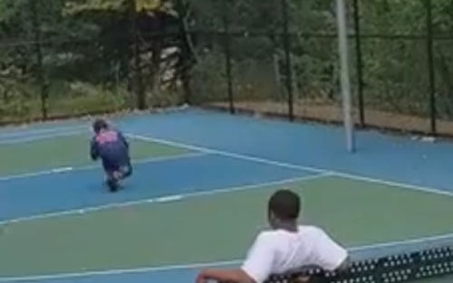 Дядя, решивший показать баскетбольный трюк, попал мячом в племянника
