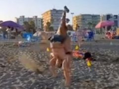 Трюкачи на пляже показали окружающим удивительное шоу