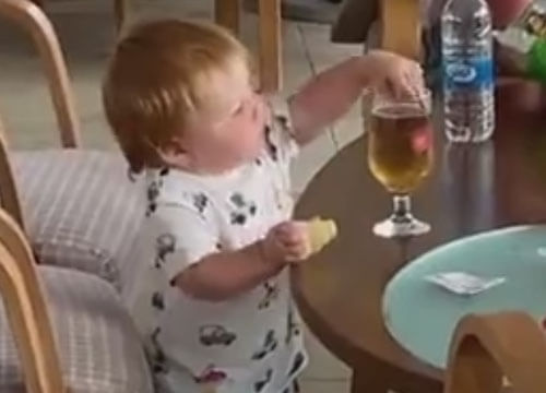 Собственная неловкость не позволила мальчику выпить его первое в жизни пиво