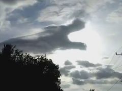 Облако в виде дракона появилось в небе, чтобы съесть солнце