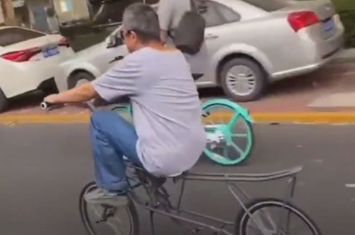 Умелец на необычном велосипеде удивляет всех очевидцев