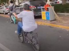 Умелец на необычном велосипеде удивляет всех очевидцев