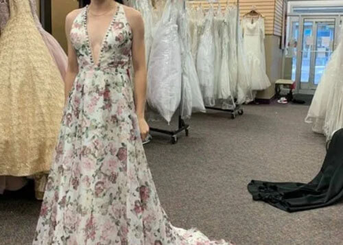 Невеста предложила подруге деньги за отказ от слишком красивого платья