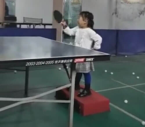 Рыдающая девочка не растеряла навыков игры в пинг-понг