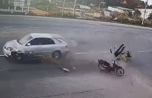 Встреча мотоцикла и автомобиля на перекрёстке получилась шокирующей