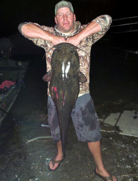 Рыбак, поймавший «монструозного» сома, стал рекордсменом штата