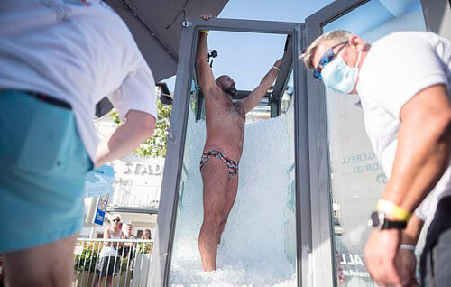 Спортсмен просидел во льду больше двух часов и побил собственный рекорд