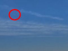 Пассажирка самолёта заметила в небе быстрый серебристый НЛО