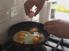 Яичница из четырёх яиц порадовала едоков восемью желтками