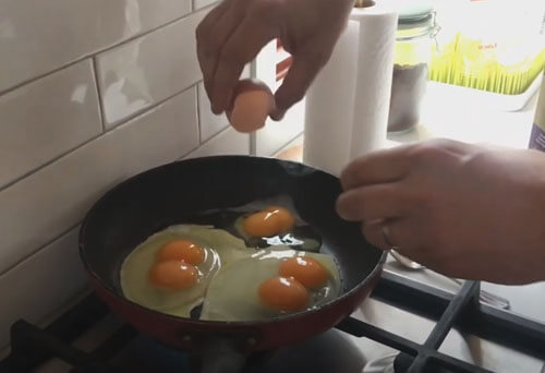 Яичница из четырёх яиц порадовала едоков восемью желтками