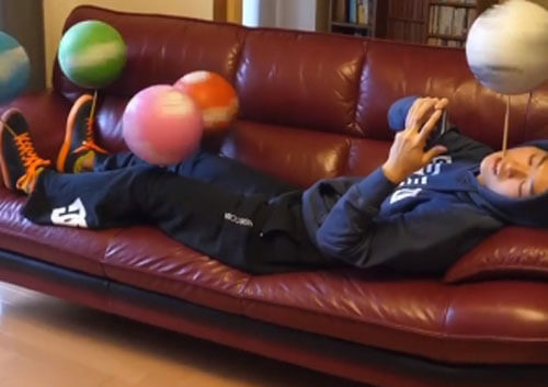 Мужчина не просто расслабился на диване, но ещё и показал трюк с мячами