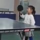 Рыдающая девочка не растеряла навыков игры в пинг-понг