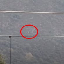 Причудливый белый объект совершил неспешную воздушную прогулку в горах
