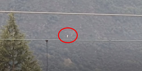 Причудливый белый объект совершил неспешную воздушную прогулку в горах