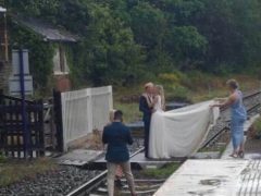Свадебное фото на железнодорожных путях посчитали глупым и опасным