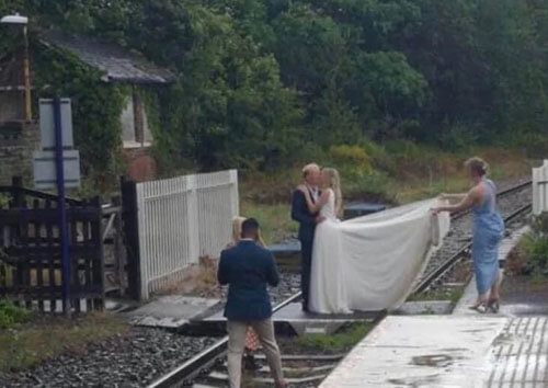 Свадебное фото на железнодорожных путях посчитали глупым и опасным