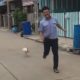 Прогуливавшийся мужчина подвергся нападению злобной курицы
