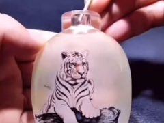 Тигры, нарисованные внутри бутылки, поражают воображение