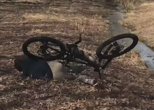 Студент хотел показать велосипедный трюк, но ударил в грязь лицом