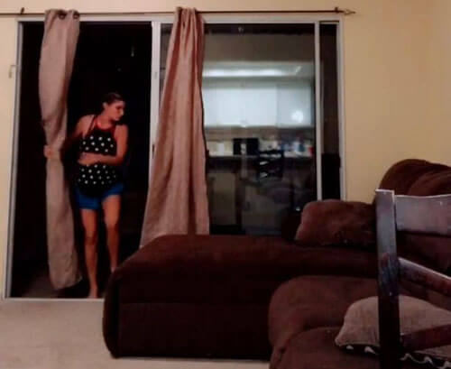 Призрак, играющий со шторой, снялся в видеоролике