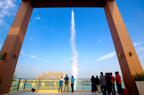 Самый большой фонтан в мире показывает людям световые шоу с музыкой