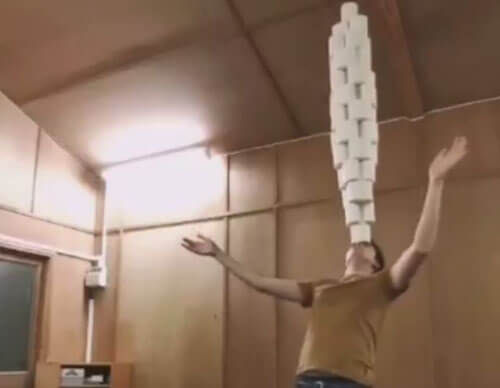Рекордсмен удержал на голове башню из 46 рулонов туалетной бумаги
