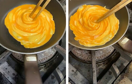 С помощью палочек повар превратил омлет в розочку