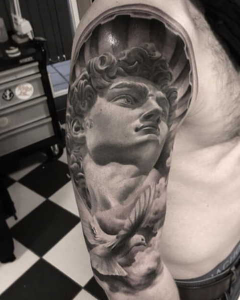 Мастер татуировки прославился благодаря своим «скульптурным» работам