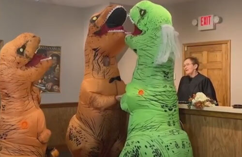 Двое влюблённых динозавров узаконили свои отношения