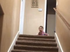 Бесстрашная девочка нашла быстрый способ спускаться по лестнице