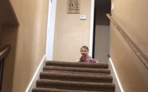Бесстрашная девочка нашла быстрый способ спускаться по лестнице