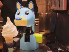 Роботизированные собаки и динозавр готовят мороженое для посетителей кафе