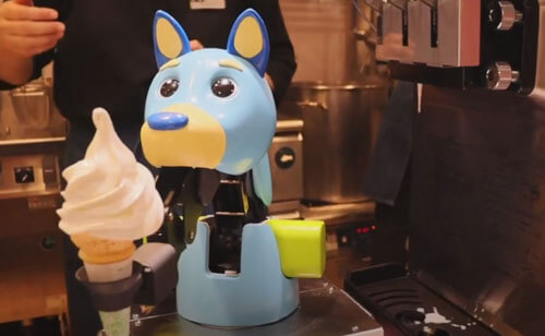 Роботизированные собаки и динозавр готовят мороженое для посетителей кафе