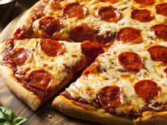 Пицца, съеденная варварским способом, ужаснула многих ценителей итальянской кухни