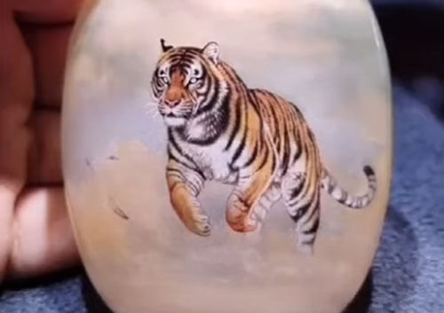 Тигры, нарисованные внутри бутылки, поражают воображение