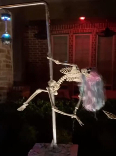 Стрип-клуб со скелетами разгневал соседей
