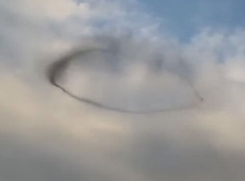 Летающее дымное кольцо показалось многим очень страшным