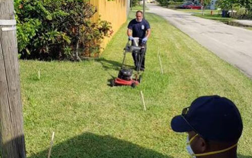 Дедушка не смог подстричь траву на газоне, но получил помощь от пожарных