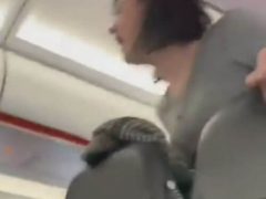 Авиапассажирка, отказавшаяся надеть маску, ругалась и кашляла на других людей