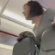 Авиапассажирка, отказавшаяся надеть маску, ругалась и кашляла на других людей