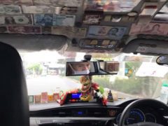 Водитель украшает своё такси банкнотами и монетами
