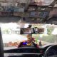 Водитель украшает своё такси банкнотами и монетами