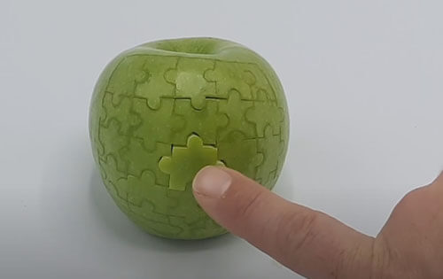Яблоко превратилось в оригинальную головоломку-пазл