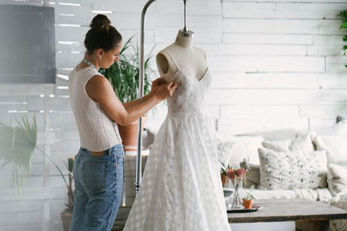 Сразу две невесты потребовали от сестры сшить им свадебные платья
