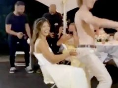 Жених не только поразил невесту танцем, но и ударил её ногой по лицу