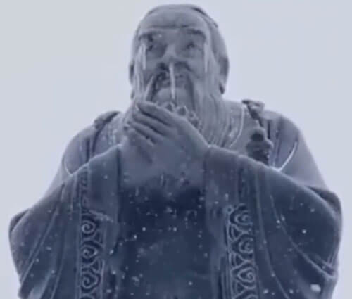 Студенты от души жалеют замёрзшего и простудившегося Конфуция
