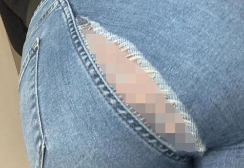 Женщина в порвавшихся джинсах показала окружающим больше, чем ей хотелось бы