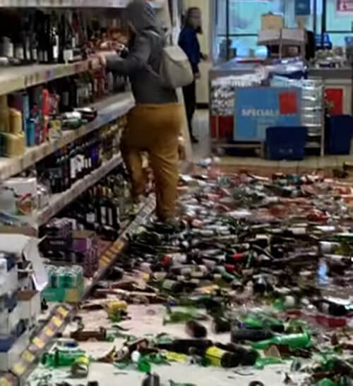 Хулиганка развлеклась в алкогольном отделе супермаркета на всю катушку